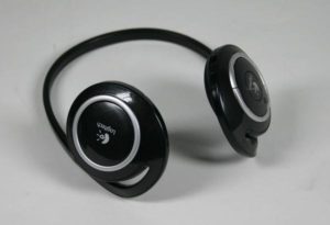 Abbildung 1: Die Bluetooth-Headsets von Jabra (links) und Logitech (rechts) beherrschen beide Stereosound. Das Jabra-Headset lässt sich zudem auch über das SCO-Profil ansprechen.