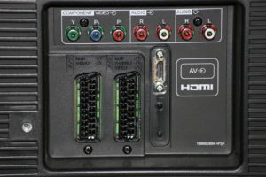 Abbildung 1: Auf der Rückseite dieses HD-Ready-Fernsehers sehen Sie mittig den HDMI-Eingang.