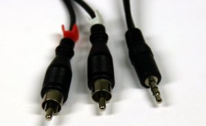 Abbildung 1: Wichtigstes Utensil: Das Kabel mit den zwei Cinch-Steckern (roter und weißer Stecker links) und dem Stereo-Jack-Stecker (rechts).