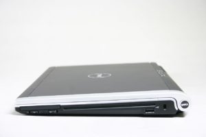Abbildung 1: Das Dell XPS M1330 ist vorn sehr schlank und hat ein CD/DVD-Laufwerk mit automatischem Einzug eingebaut.