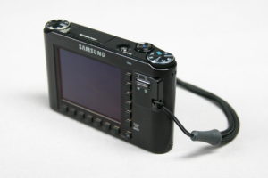 Abbildung 1: Die Samsung NV24HD wird über 14 berührungsempfindliche Knöpfe bedient, die ihre Funktion ändern.