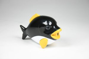 Abbildung 1: Tux kommt in Begleitung eines handgroßen Fischs, der über ein USB-Kabel als Funkadapter dient.