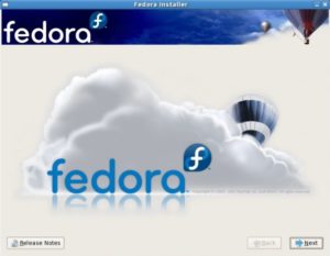 Abbildung 1: Fedora 7 begrüßt den Anwender mit einem Wolkenhimmel und dem Fedora-Logo.