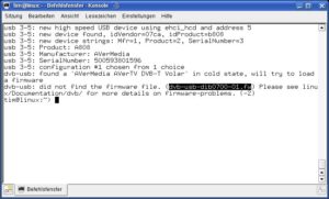 Abbildung 1: Wie die dmesg-Ausgabe beweist, hat Linux hier den Avermedia-USB-Stick erkannt. Für den Betrieb fehlt allerdings noch die passende Firmware (im Bild schwarz markiert), die man sich mühevoll aus dem Internet angeln muss.