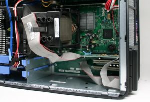 Abbildung 1: Auf der CPU befindet anstelle des Lüfters ein 10 cm hoher Kühlkörper, der über den zentralen Fan gekühlt wird.