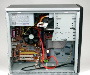 Abbildung 1: Das Gehäuse des Ubuntu-Rechners bietet noch reichlich Platz für Erweiterungen, lediglich die RAM-Slots sind voll belegt.