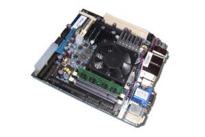 Abbildung 1: Das neue Kontron KT690/mITX-Board hat alles, was die großen ATX-Brüder auch bieten. Durch den schlanken Formfaktor passt es bequem in kleine Gehäuse.