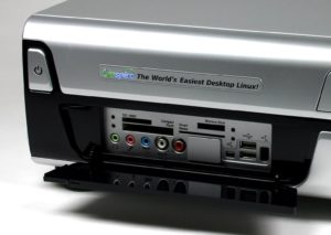 Abbildung 2: Unter der Frontblende des Medion-PCs verbergen sich der Kartenleser sowie Firewire-, Sound- und USB-Anschlüsse. Der S-Video-Eingang ist abgedeckt.