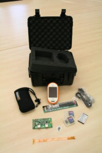 Abbildung 2: Neben einem halbwegs funktionierenden Mobiltelefon liegt der OpenMoko-Box zahlreiches Zubehör bei.