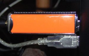 Abbildung 2: Dank asymmetrischer Steckeranordnung behindert der Intuix S810 den nebenliegenden Steckplatz weniger.
