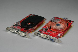 Abbildung 2: Mit dem Vesa-Treiber benötigt die ATI-Karte (links) gleich viel Strom wie die Nvidia-Hardware. Mit den proprietären Treibern zieht sie aber satte 20 Watt mehr als das Geforce-Board.