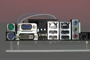 Abbildung 2: Die Rückseite des Boards zeigt sich äußerst anschlussfreudig: Hier befinden sich unter anderem sechs USB- und zwei GBit-Ethernet-Anschlüsse.