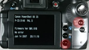 Abbildung 2: Um die verwendete Firmware Ihrer Kamera zu erfahren, kopieren Sie auf die Speicherkarte die leere Datei <code srcset=