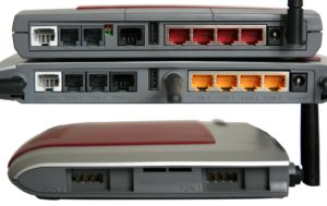 Abbildung 2: Praktisch gelöst: Die Fritzbox 7270 (Mitte und unten) bringt Analoganschlüsse im TAE-Format mit, was den Einsatz einer Kabelpeitsche überflüssig macht.