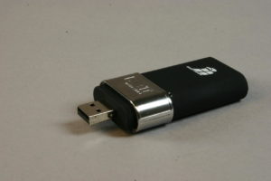 Abbildung 3: Auch ohne Internetverbindung nutzbar: Der Digittrade-Stick bringt die Linux-Treiber auf CD mit.