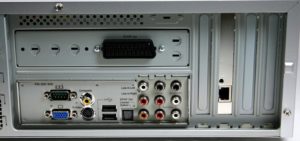 Abbildung 3: Neben Scart-. S-Video- und Composite-Ausgang findet sich auf der Rückseite auch eine serielle Schnittstelle sowie ein komplettes 5.1-Audioset. Die Rückseite zeigt zwar vier Kartensteckplätze an, vorhanden sind aber nur drei.