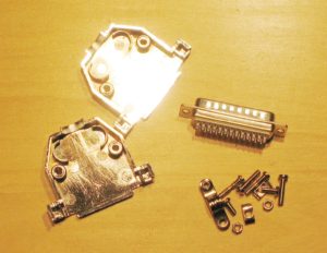Abbildung 3: Ein handelsüblicher Parallelportstecker mit Gehäuse.