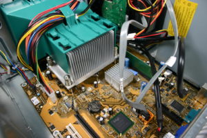 Abbildung 3: Der große Kühlkörper führt die Abwärme der CPU dem zentralen Gehäuselüfter zu.