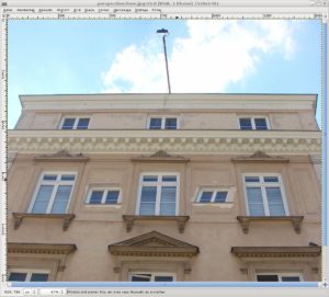 Abbildung 3: Links im Foto wurde das kleine Fenster in der mittleren Reihe mit dem perspektivischen Klonwerkzeug übertragen. Auf der rechten Seite kam das normale Klonwerkzeug zum Einsatz.