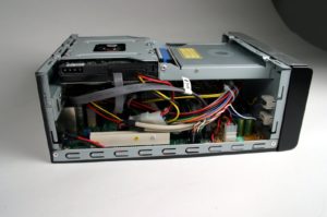 Abbildung 3: Der Kabelsalat im Mini-PC macht den Einbau einer größeren PCI-Karte fast unmöglich.