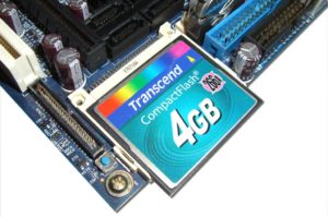 Abbildung 3: Auf dem Board können Sie statt einer gewöhnlichen Festplatte auch eine handelsübliche CompactFlash-Karte einsetzen.