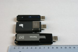 Abbildung 4: Der neue "Mini"-Stick von Hama (oben) funktioniert unter Linux und ist deutlich kleiner als der Hama-Hybrid-Stick ganz unten. In der Mitte zum Vergleich der Digittrade-Adapter.
