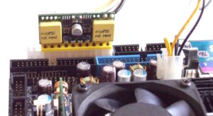 Abbildung 4: Die Pico-PSU sitzt direkt auf dem BTX-Anschluss des Boards. Sie arbeitet vollständig geräuschlos und hat gleichzeitig einen sehr hohen Wirkungsgrad.