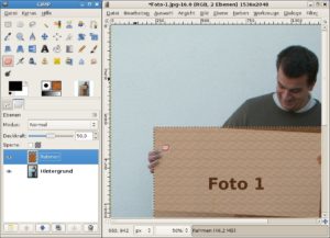 Abbildung 5: Damit das Halten des imaginären Bilderrahmens möglichst realistisch wirkt, legen Sie die darunter liegenden Hände mit dem Radierer frei.@K:Desktop,Bildbearbeitung