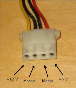 Abbildung 6: Der Molex-Stecker und seine Adern.