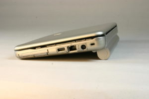 Abbildung 8: Der große Akku des HP Mini Note 2133 sorgt zwar für lange Laufzeiten, erweist sich aber beim Transport als nicht besonders praktisch.