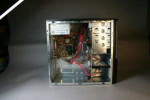 Abbildung 1: Micro-ATX in einem Midi-Tower: Das Brunen-System mit Atom 230-Prozessor.