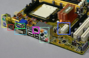 Abbildung 2: Dieses Mikro-ATX-Board ist mit drei Videoausgängen ausgestattet: das herkömmliche VGA (grün markiert), das neuere DVI (hellblau) und das Bild und Ton übertragende HDMI (rot).