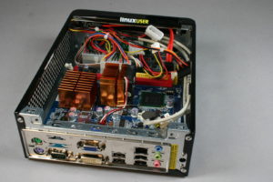 Abbildung 2: Der Shuttle-Barebone mit dem Dualcore-Atom. Festplatte (2,5 Zoll) und Slim-DVD-Laufwerk finden im Deckel Platz.