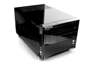 Abbildung 4: Das Klavierlack-Gehäuse der Lanbox Lite von Thermaltake fügt sich auch in ein edles Wohnzimmer-Ambiente nahtlos ein.