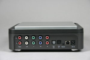 Abbildung 2: Der PVR sieht Videosignale über S- oder Composite-Video an der Vorderseite. An der Rückseite finden sich neben optischen Schnittstellen auch solche für Component-Video.
