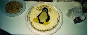 Abbildung 5: Leider nur als Foto bei uns eingetroffen: die leckere Tux-Torte von Julian Glab.