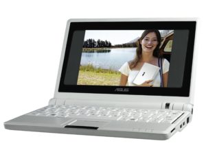 199-Dollar-Subnotebook von Asus: Der 890 Gramm leichte EeePC bringt alles mit, was man fürs Surfen, für E-Mail und die digitale Kommunikation braucht.