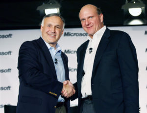 Neue Freunde: Die CEOs Ron Hovsepian (Novell, links) und Steve Ballmer (Microsoft, rechts) besiegeln die neue Partnerschaft per Handschlag.