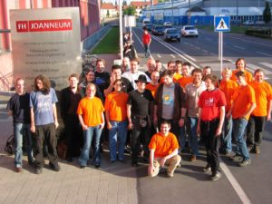 Zufriedene Gesichter nach einer gelungenen Community-Veranstaltung: Die Organisatoren und Helfer des Grazer LinuxTags 2007.
