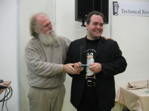 Herausragende Leistung für Linux: Ein sichtlich bewegter Klaus Knopper nahm den Linux New Media Award 2006 in der Kategorie "Outstanding Contribution to Linux" aus den Händen von Laudator Jon "maddog" Hall entgegen.