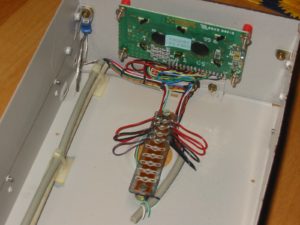Professionelle Lösung: Magnus Rasche hat seinen heimischen Server mit einer Einbauvariante des von uns vorgestellten LC-Displays aufgerüstet.