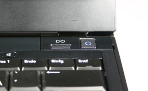 Zwei Einschaltknöpfe für die zwei CPUs.