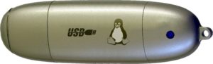 Sieht von außen aus wie ein USB-Stick, drinnen steckt aber ein kompletter Linux-Rechner: Der Tux-Stick der Firma SSV.