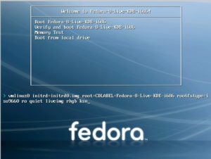 Abbildung 1: Ein einfacher Bootscreen im fedoratypischen blau-grau, begrüßt die Anwender beider Desktop-Lager.