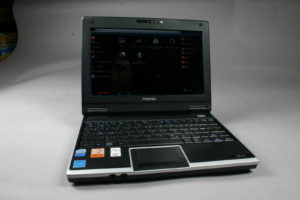 Abbildung 3: Das NB100-10X kommt mit einem Ubuntu-Certified-Aufkleber, bringt aber trotzdem eine Windows-Taste mit.