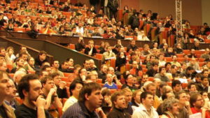 Bei den Eröffnungskeynotes war der Saal gefüllt, später am Tag verteilen sich die Entwickler auch auf die Developer-Rooms, die Cafeteria und die Projektestände.