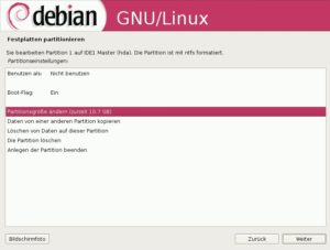 Abbildung 3: Im Test "schrumpfte" der Debian-Installer vorhandene NTFS-Partitionen zuverlässig und machte so Platz frei für Linux.