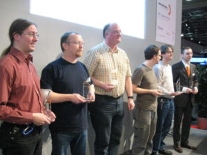 Die Preisträger der Linux New Media Awards 2009. Von links: Dirk Lüder-Kreie und Michael Buege von Openstreetmap, Martin von Löwis (Python), Martin Friedl (OpenSSH), Dan Kegel (Google, für Android) und Thomas Kaminsky (Intel).