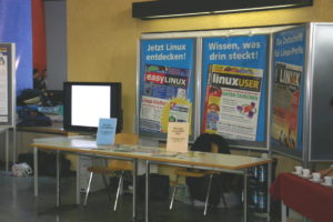 Ruhe vor dem Sturm: Der Stand von Linux New Media vor Beginn des Besucheransturms.