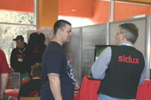 Am Stand des Sidux e.V. demonstriert ein Entwickler die LinuxUser-Edition von Sidux/Seminarix, einer Distribution für Lehrer und Schüler.